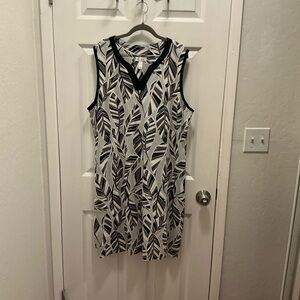 Sleeveless Leaf Print Dress - Black and White